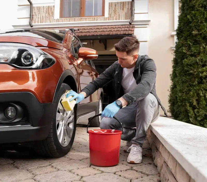 Lavage auto à domicile Riec-sur-Bélon : professionnel intervenant sur un véhicule